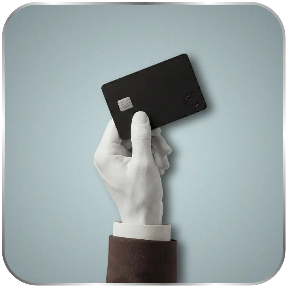 Main tenant une carte bancaire illustrant le paiement par CB ou prélèvement SEPA pour régler les services de TCS